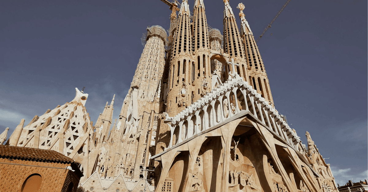 De Sagrada Família in Barcelona in 2026 met voltooide torens en een gedetailleerde stenen gevel.