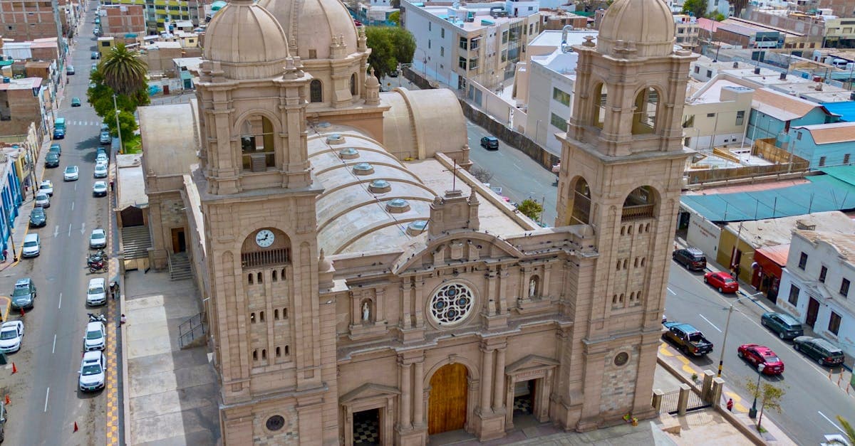Vista aérea de catedral histórica en Tacna, Perú, símbolo del Decálogo en la Iglesia Católica.
