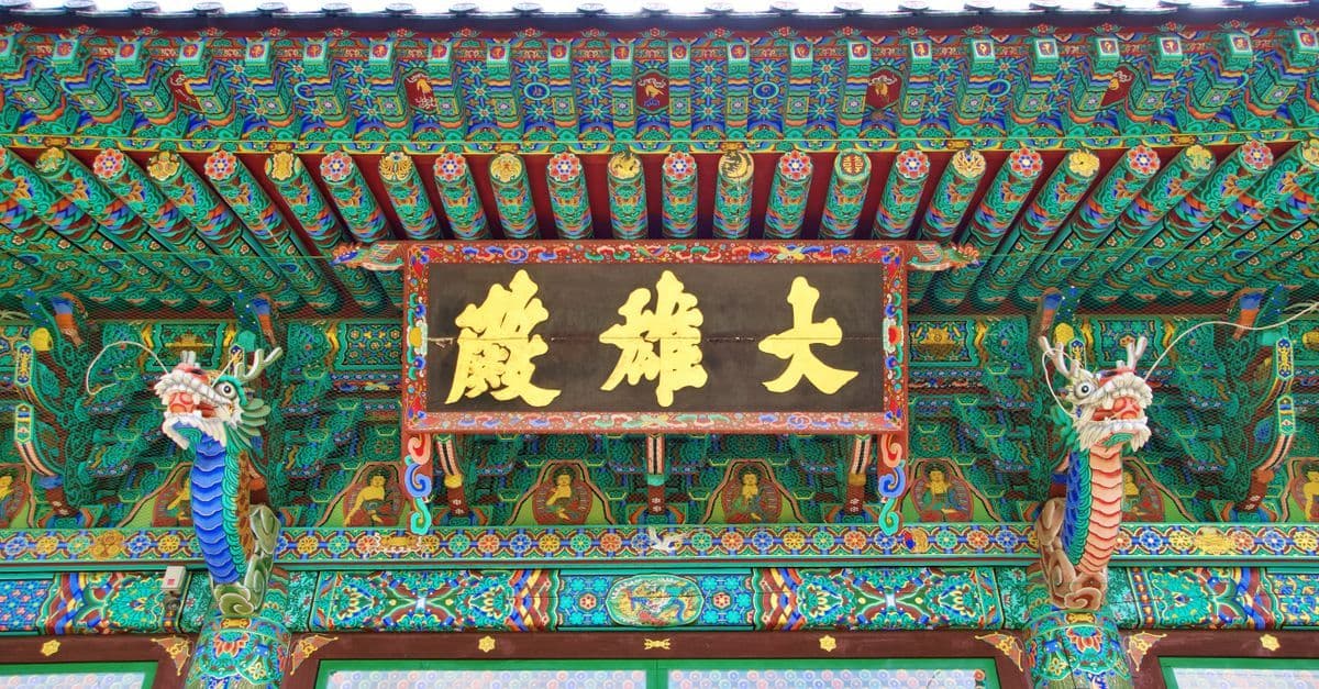 大邱に佇む伝統的な韓国寺院の色鮮やかな装飾が施された正面外観と歴史的な建築美。