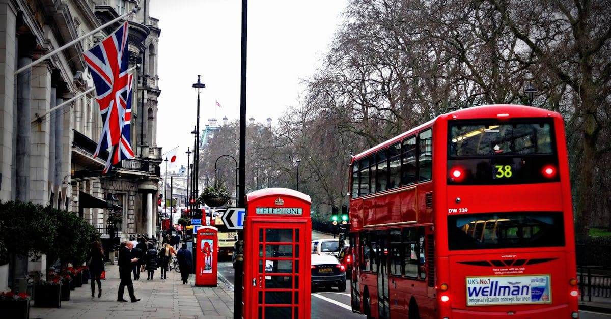 ロンドン 観光の定番スポット、赤い二階建てバスと電話ボックスが並ぶクラシックな街角