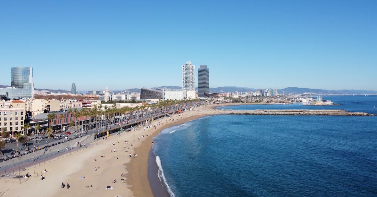 Luftaufnahme von Barcelonas Küste und Skyline bei typisch schönem Wetter Barcelona im Mai