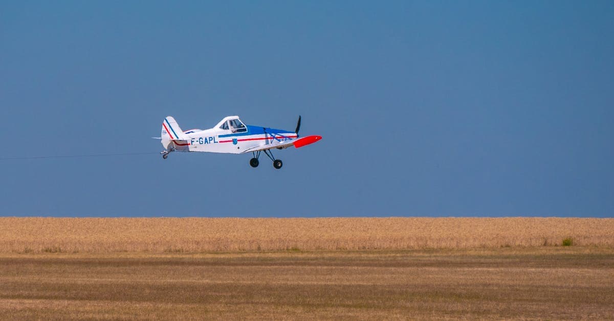 Petit avion low-cost survolant la campagne française, option transport pour un week-end pas cher en Europe