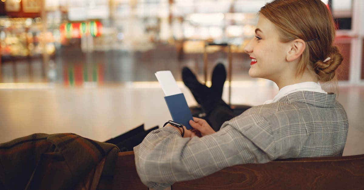 นักศึกษาหญิงยิ้มแย้มถือหนังสือเดินทางอย่างมีความสุข พร้อมซื้อประกันการเดินทางต่างประเทศก่อนบินต่างประเทศ