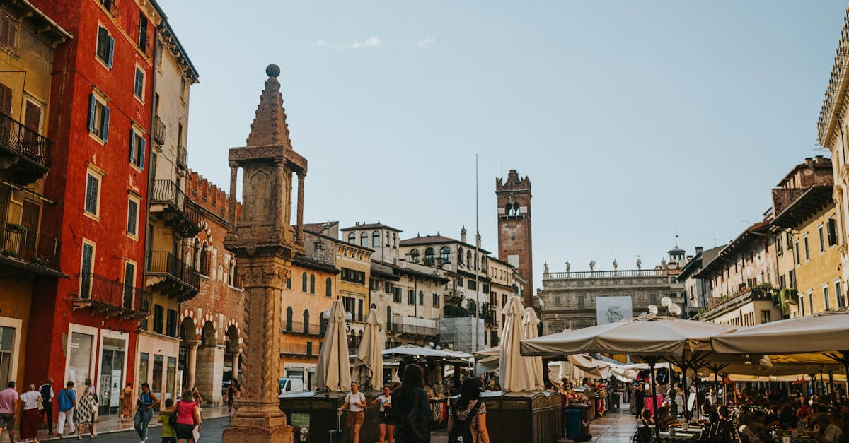 Turistas explorando a Piazza delle Erbe em Verona, Itália, um dos melhores destinos para brasileiros no verão na europa