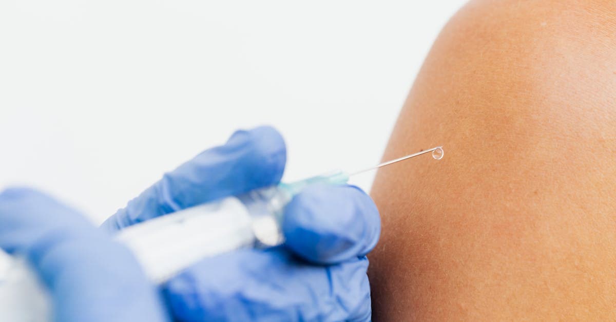 Professionnel de santé administrant le vaccin contre la fièvre jaune, obligatoire à certaines frontières.