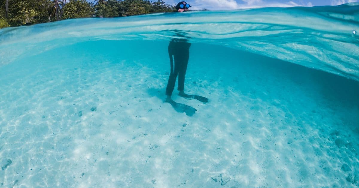 Schnorchler im glasklaren Wasser der Malediven – beste Reisezeit Malediven für Tauchen und Schnorcheln