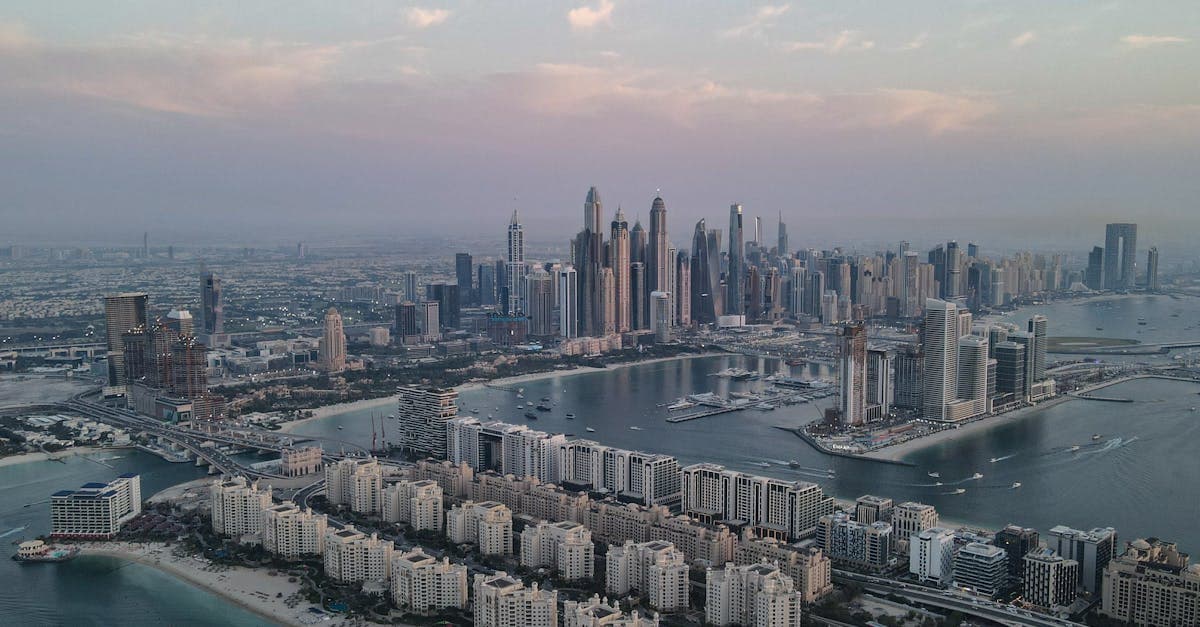 Skyline van Dubai bij schemering met moderne wolkenkrabbers, slimme voorbereiding op het Dubai-klimaat begint hier.
