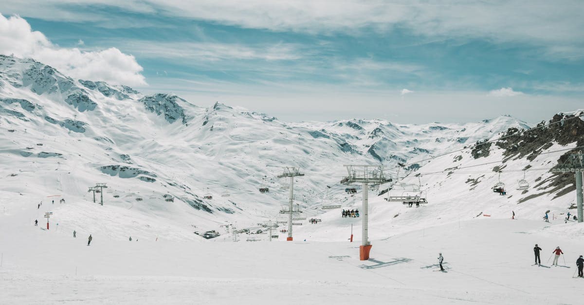 Montagnes enneigées de la station des Belleville en France, terrain idéal pour le ski-alpinisme au programme JO 2026