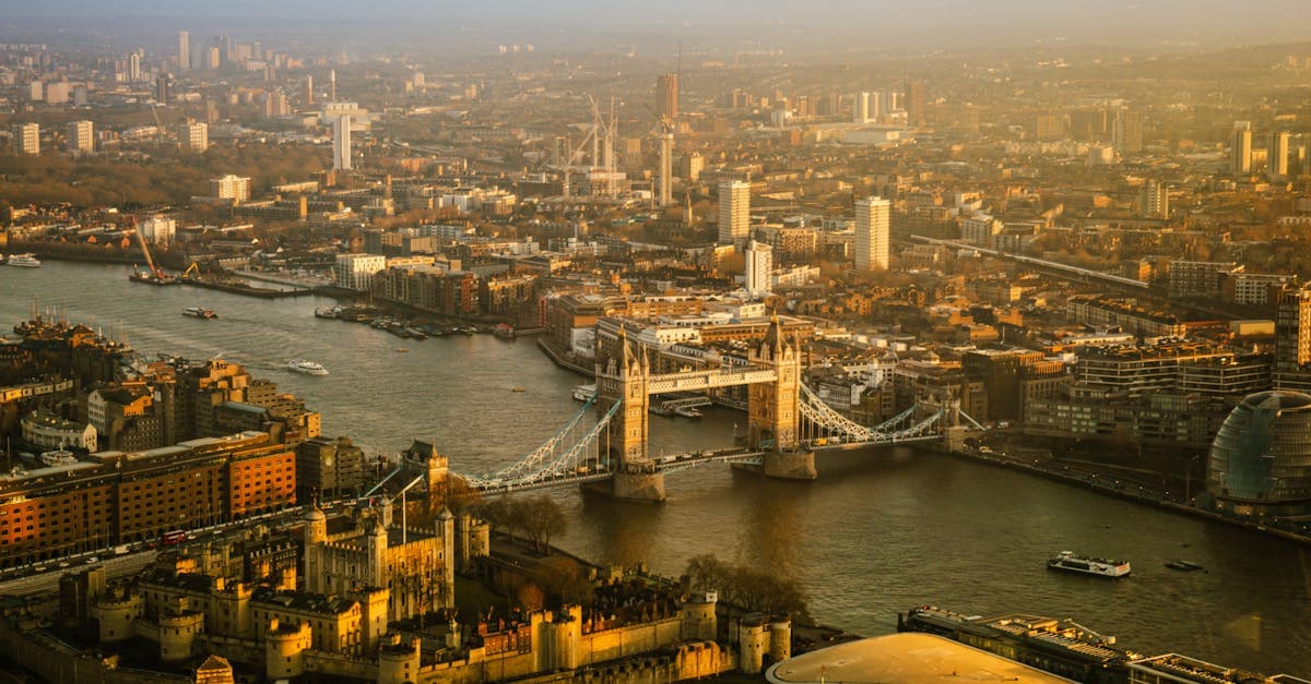 Panorama Londynu z lotu ptaka o zachodzie słońca – Tower Bridge i Tamiza w złotym świetle.