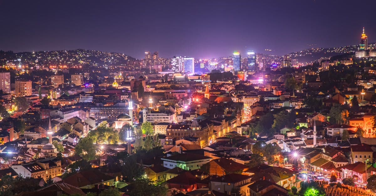 Vista aerea di Sarajevo di notte con luci della città, destinazione low cost nei Balcani europei