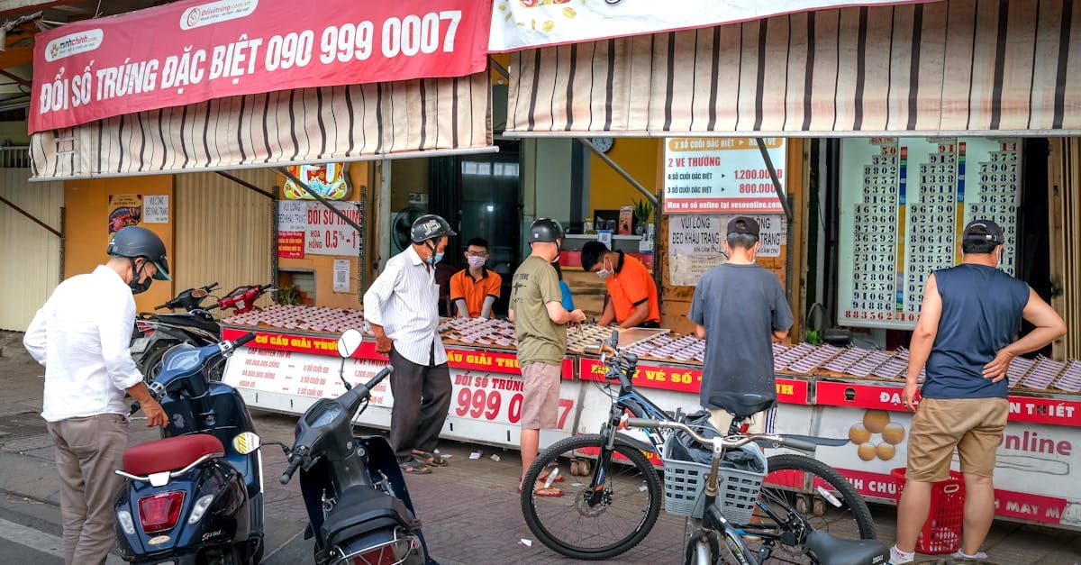 Người dân mua vé số từ người bán dạo trên phố, tìm hiểu giải thưởng xsmt chủ nhật