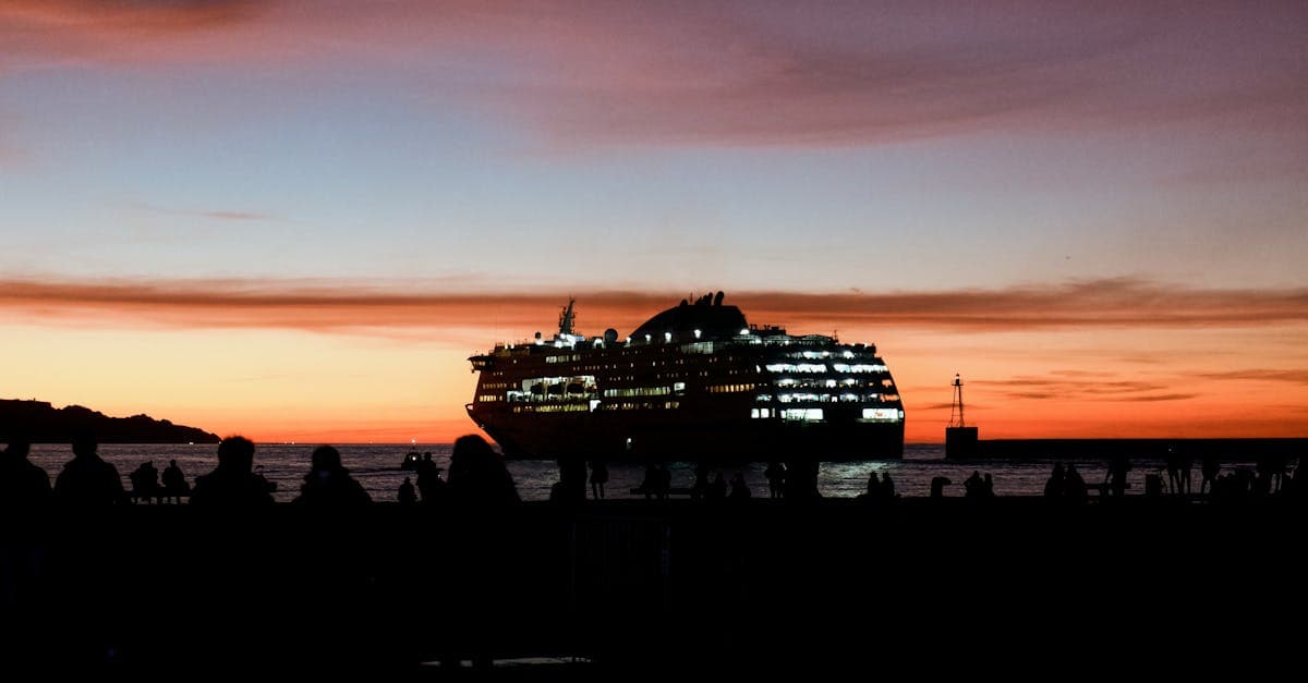 Croisière au coucher du soleil à Marseille avec silhouettes de voyageurs, motifs valables pour annuler un voyage