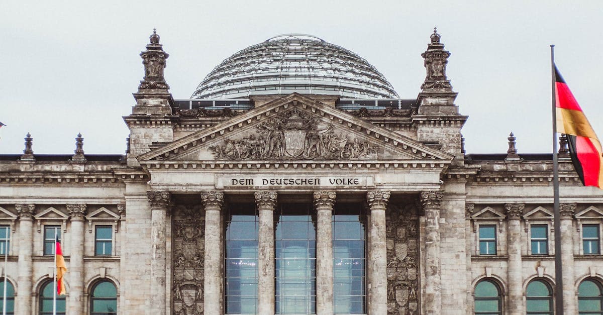 Reichstagsgebäude in Berlin mit deutschen Flaggen – Symbol der WM Auslosung 2026 in Deutschland