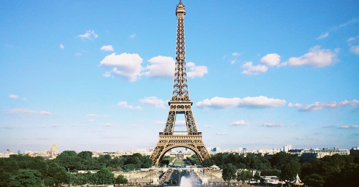 晴天のパリでエッフェル塔を望む青空、ヨーロッパ旅行で人気のフランス観光スポット