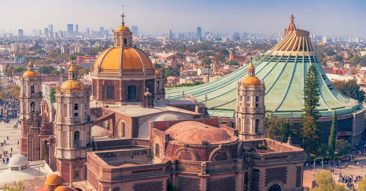Zabytkowe świątynie sanktuarium w Guadalupe na tle rozległej zabudowy miasta Meksyk.