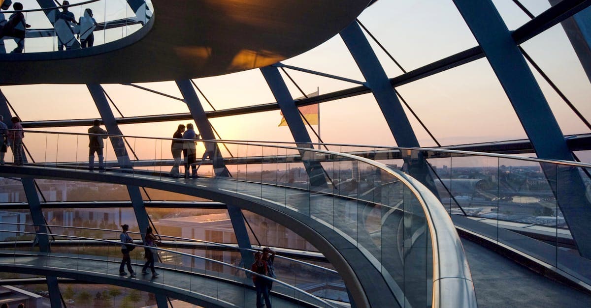 Besucher genießen die Aussicht aus der Reichstagskuppel – verschiedene Möglichkeiten, um im Ausland arbeiten zu können