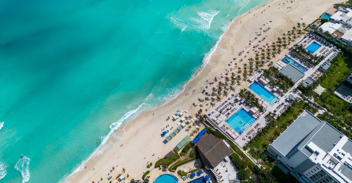 Aerial view of a Cancún beach resort with turquoise water, ideal for planning the best time to visit Cancun.