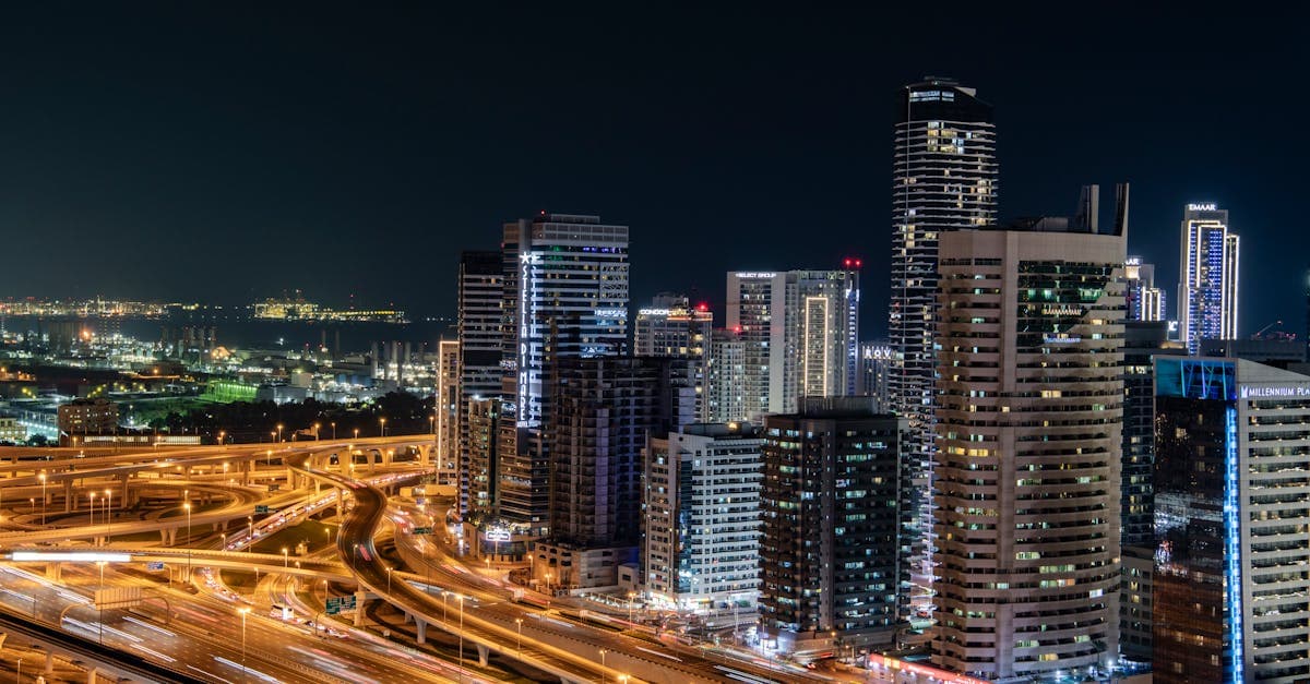 Verlichte skyline van Dubai bij nacht met drukke snelwegen, handig bij het berekenen van het tijdsverschil met Nederland.