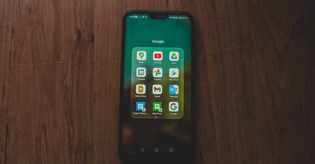 木製テーブルに置かれたスマートフォンに各種Googleアプリが並ぶ、japanese to english翻訳アプリ比較の参考画像