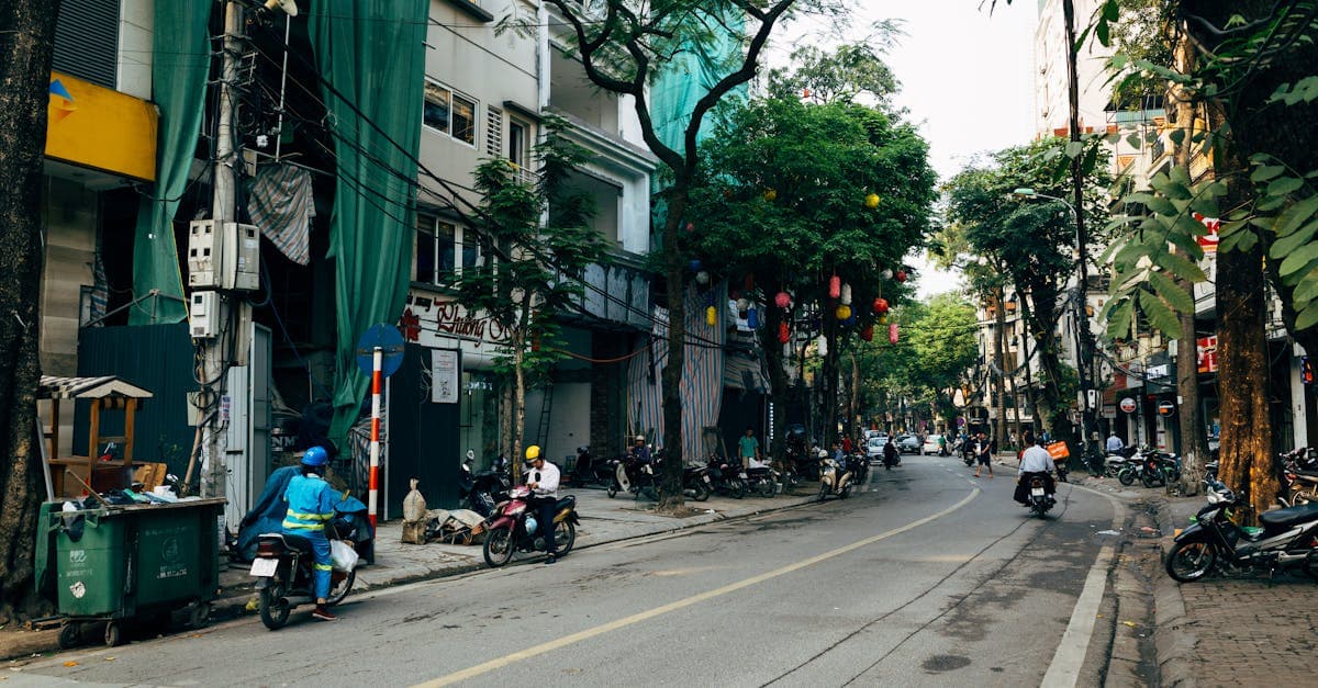 Phố phường Hà Nội đông đúc xe máy, lý tưởng để khám phá với SIM hoặc eSIM du lịch