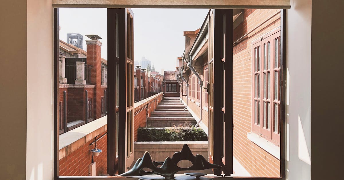 มุมมองจากหน้าต่างอาคารอิฐสไตล์มินิมอล เหมาะสำหรับบทความวิธีเปิดใช้งาน eSIM ก่อนออกเดินทางต่างประเทศ