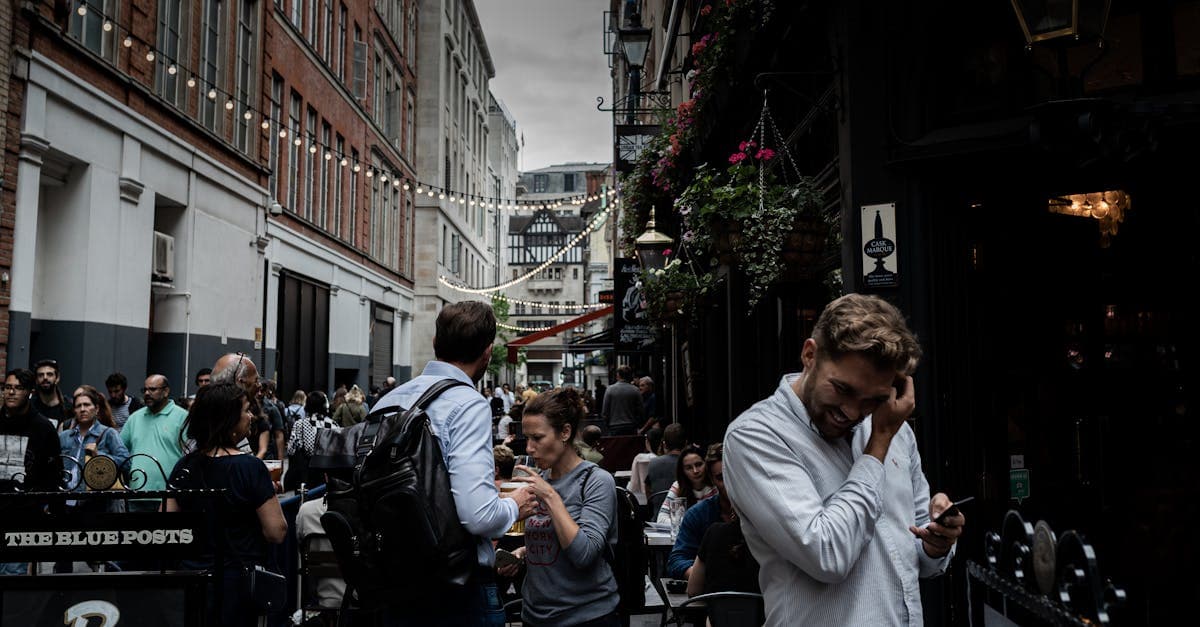 Animado callejón londinense con terrazas y pubs, ideal para explorar la ciudad conectado con una eSIM de viaje