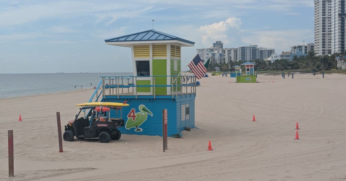 Torre de salvavidas en Pompano Beach ante el clima en miami durante la peligrosa temporada de huracanes