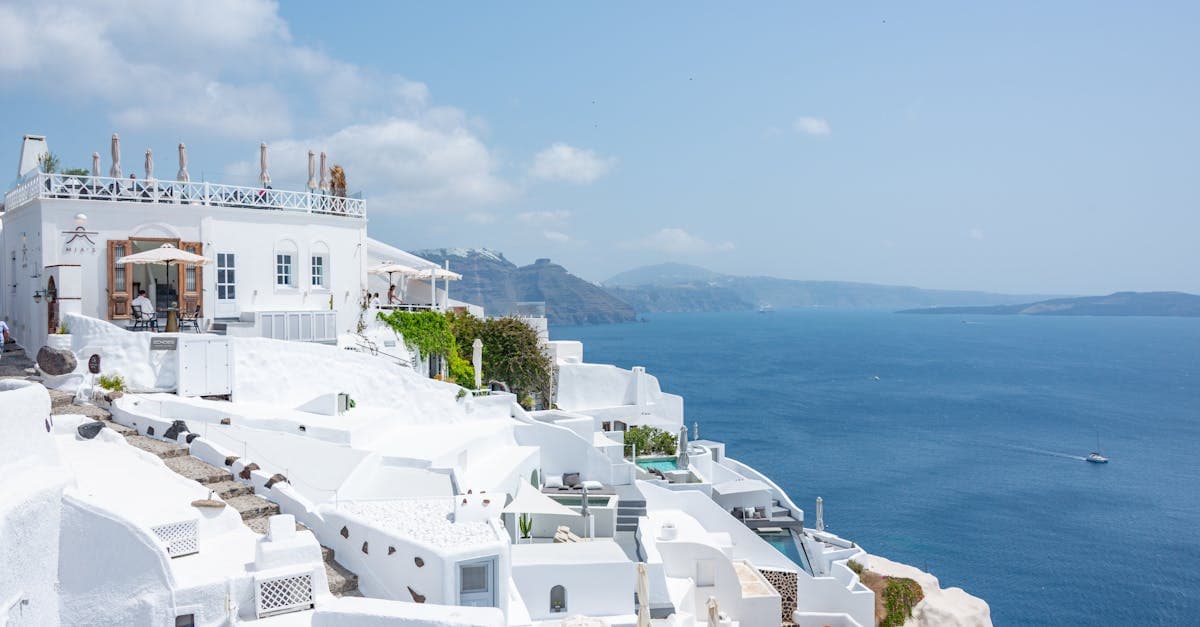 海外一人旅の完全ガイド:行き先選びからeSIM設定まで2026年版 - eSIM and international travel guide by HelloRoam