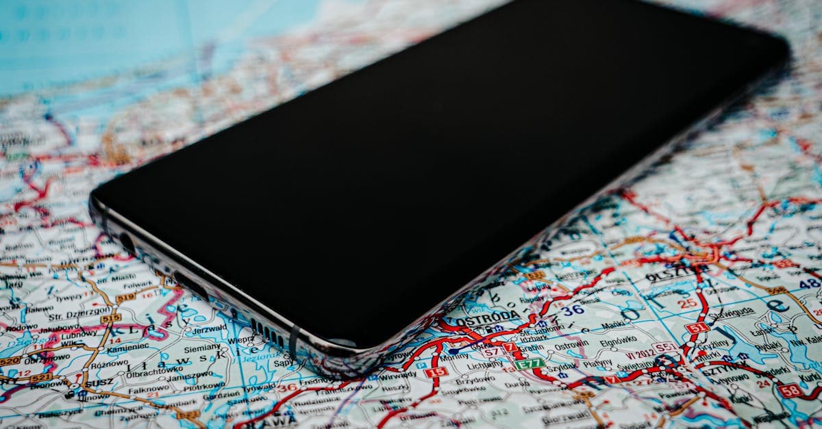 Smartphone sobre mapa rodoviário mostrando como ativar o roaming de dados no Android durante viagens internacionais