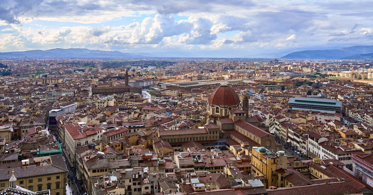 Veduta aerea della cupola rossa di Firenze e del centro storico, meta turistica che richiede passaporto valido e aggiornato.