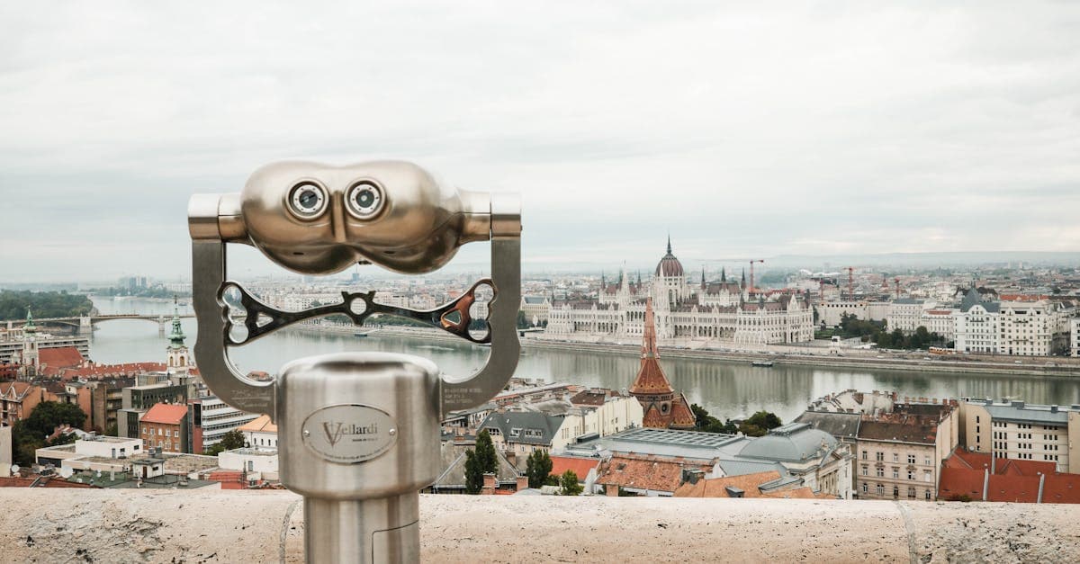 Panoramablick vom Burgberg auf die Budapest Sehenswürdigkeiten der Budaer Seite mit Fernglas im Vordergrund