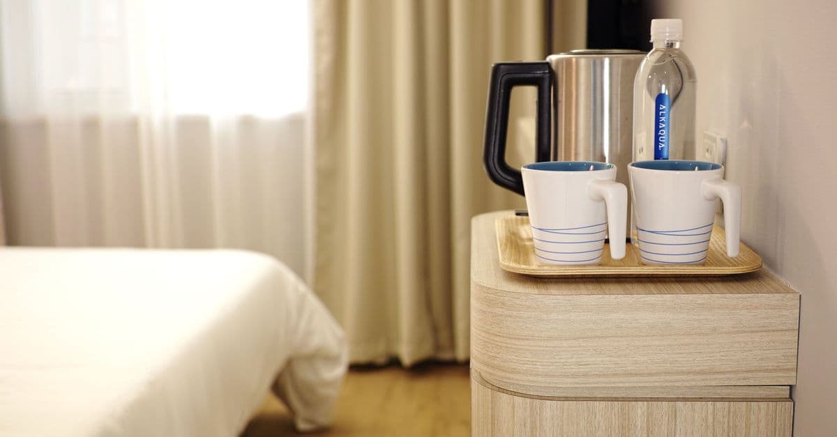 Modernes Hotelzimmer mit gepflegter Einrichtung und Getränkestation im B&B Hotel Geneva Airport