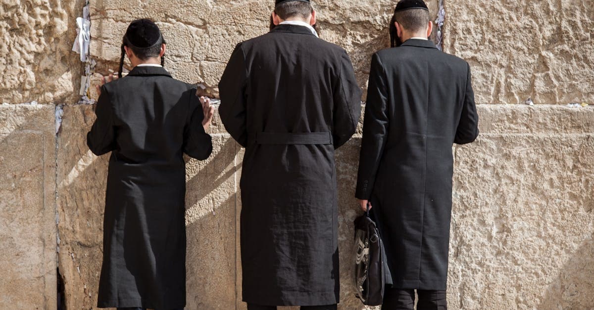 גברים חרדים מתפללים מול הכותל המערבי בעיר העתיקה של ירושלים בחג הפסח