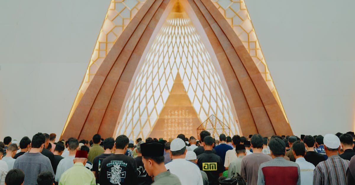 Fieles musulmanes reunidos para el rezo del Eid al Fitr 2026 en una mezquita moderna de Indonesia
