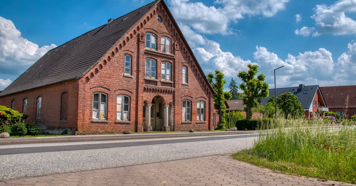 Historisches Backsteingebäude mit markanter Fassade – KIM-Verordnung für Käufer beim Willhaben Haus kaufen erklärt