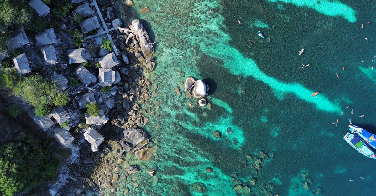 Luchtfoto van de kustlijn en helder water van Ko Tao, ondanks negatief reisadvies thailand nog populair.
