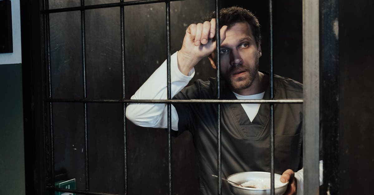 Hombre en celda de prisión, imagen que refleja los graves riesgos legales al viajar a Tailandia sin conocer sus leyes