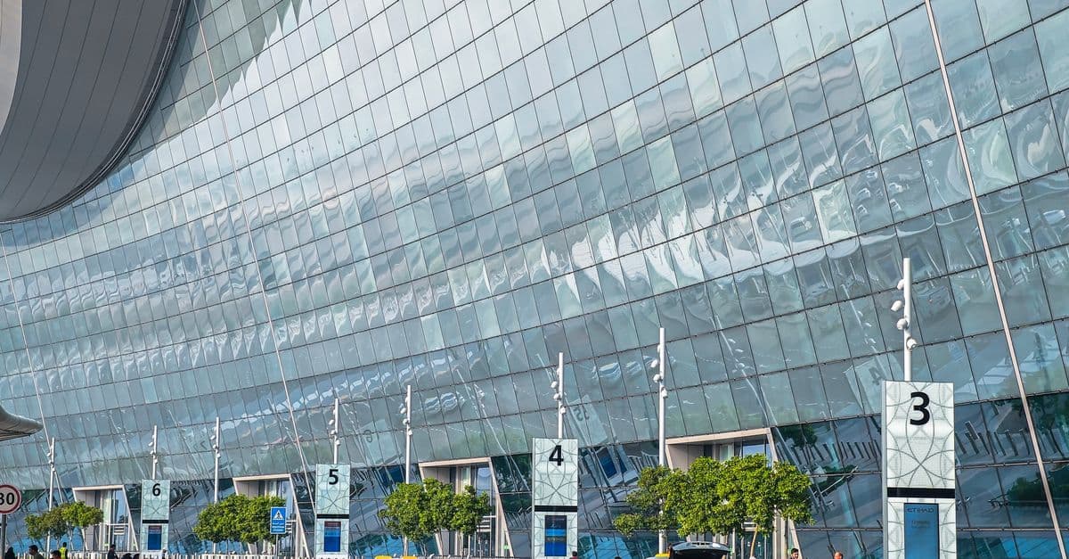 Lotnisko Sharjah (SHJ): Kompletny Przewodnik dla Polskich Podróżników 2026 - eSIM travel guide by HelloRoam