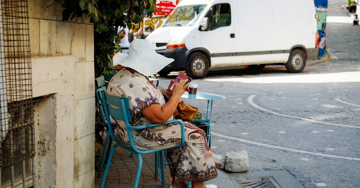 Frau genießt Kaffee in einem Straßencafé auf Kopfsteinpflaster – günstige Datentarife für den Türkei Urlaub nutzen.
