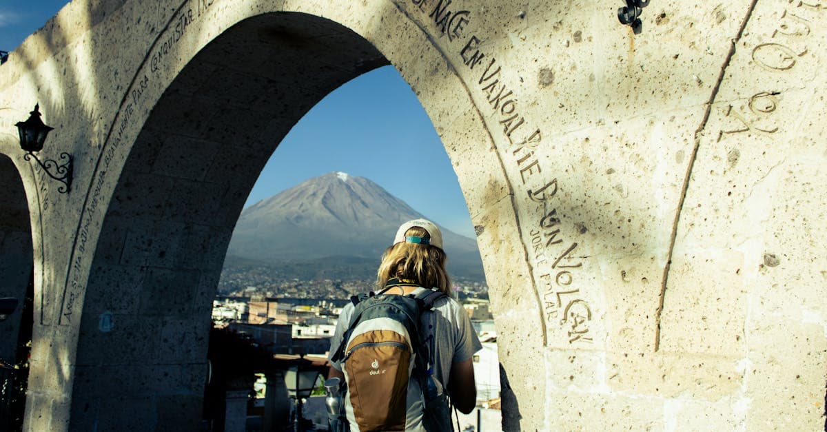 Viajero admirando el volcán Misti desde el Arco Yanahuara en Arequipa, destino gestionado por bcd travel