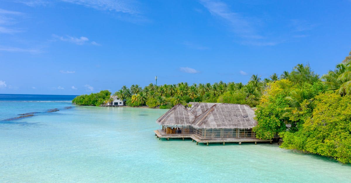 Überwasserbungalow mit azurblauem Wasser auf den Malediven – welcher Monat ist die beste Reisezeit Malediven