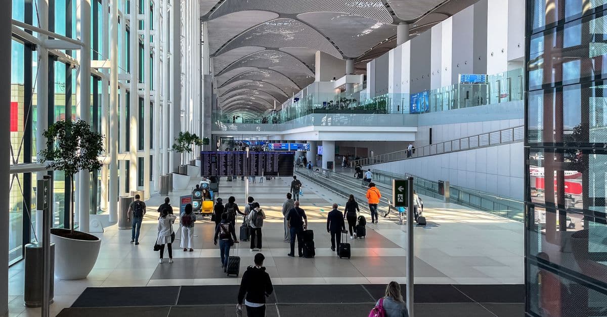 Danske rejsende passerer gennem den lyse terminal på Nice Airport på vej til Sydfrankrig.