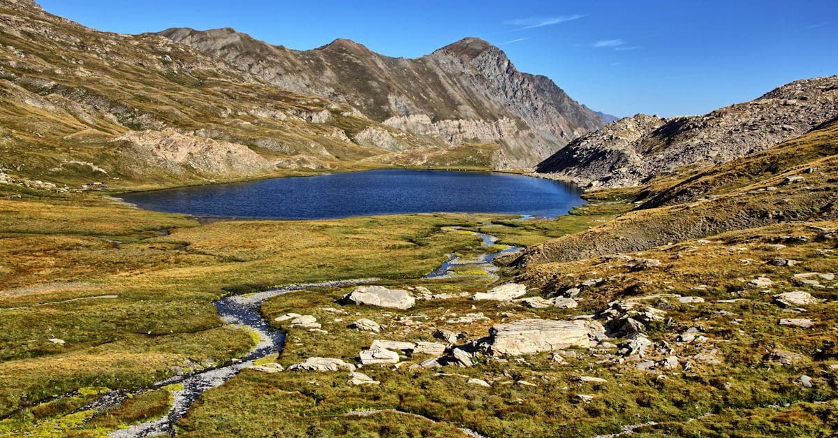 Schilderachtig alpenmeer omringd door bergtoppen in Molines-en-Queyras, inspiratie voor deelnemers aan alpe d'huzes