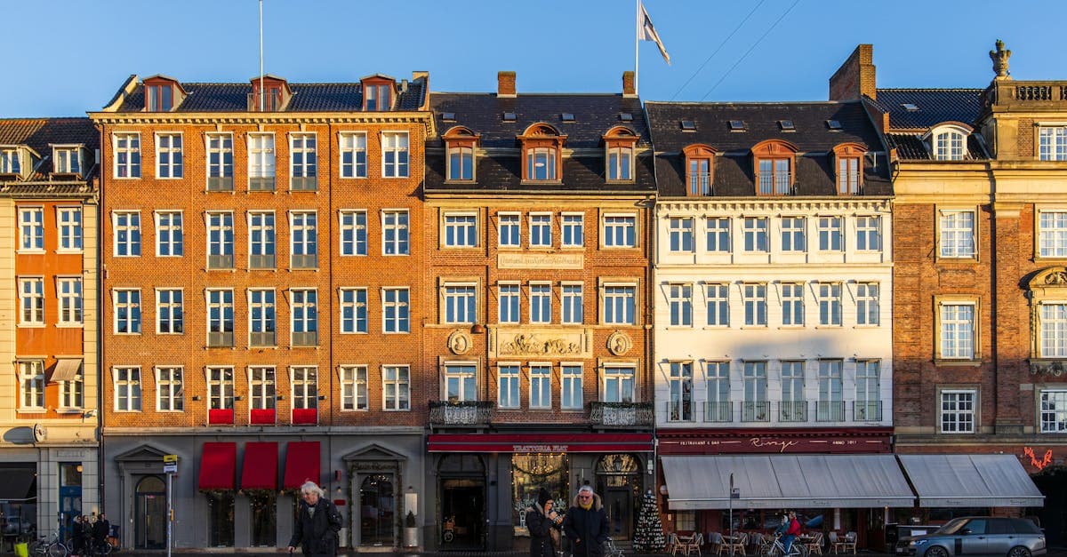 Farverige facader i Københavns centrum, som turister udforsker på free walking tour Copenhagen