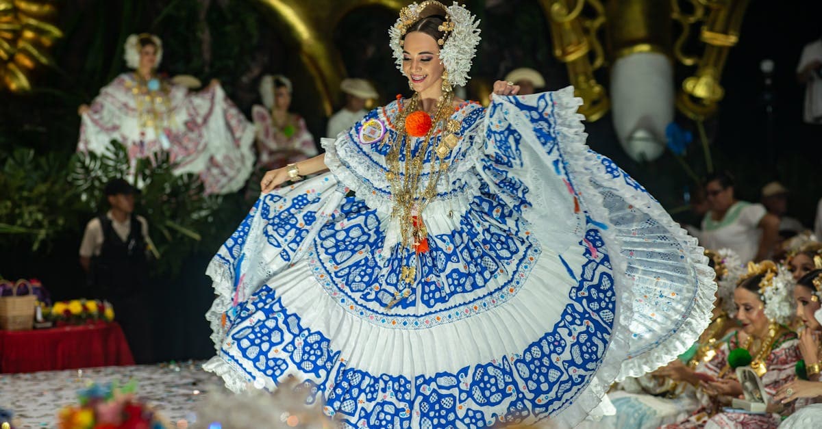 Mujer con traje tradicional panameño actúa en festival cultural, representando a los ganadores de los Premios Lo Nuestro 2026