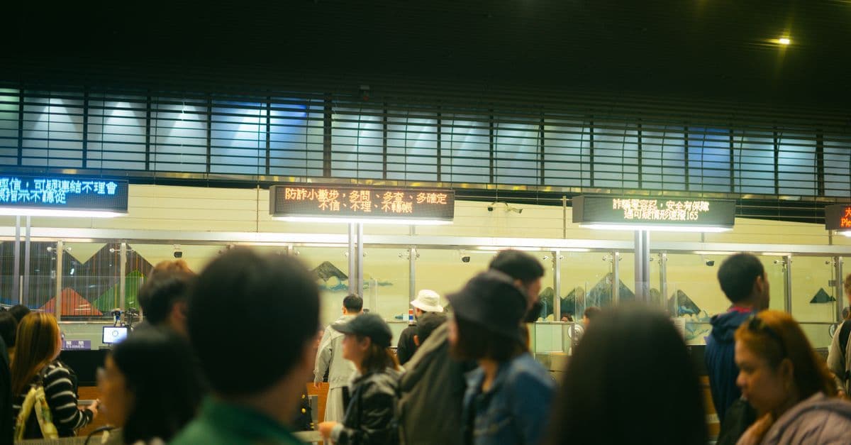 韓国入国手続きのよくある質問を示す空港チェックインエリア。多くの旅行者が列を作りフライト情報を確認している。