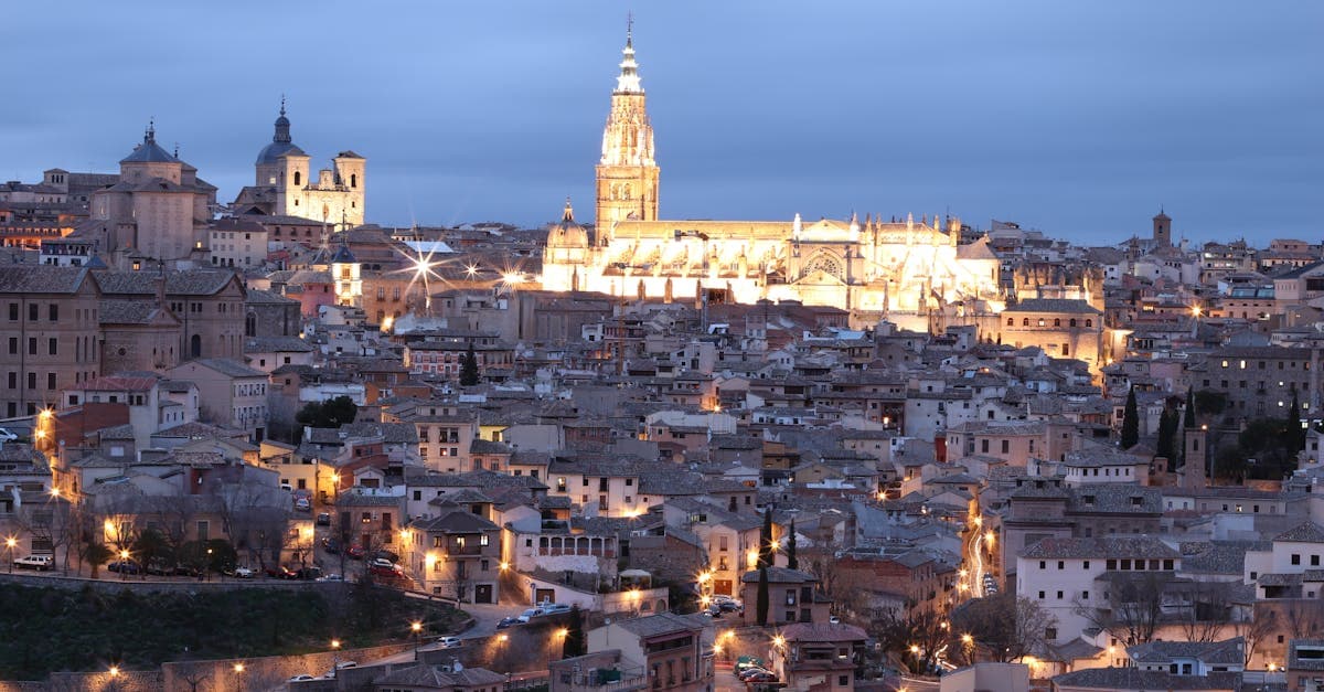 Horizonte de Toledo iluminado al atardecer con la catedral gótica, uno de los países más baratos de la UE