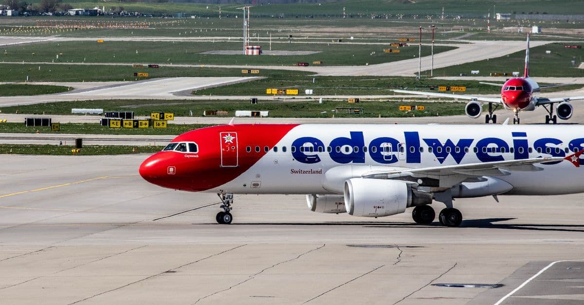 Airbus A320 einer Schweizer Airline auf dem Vorfeld – typisches Flugzeug für Direktverbindungen ab Salzburg Airport.