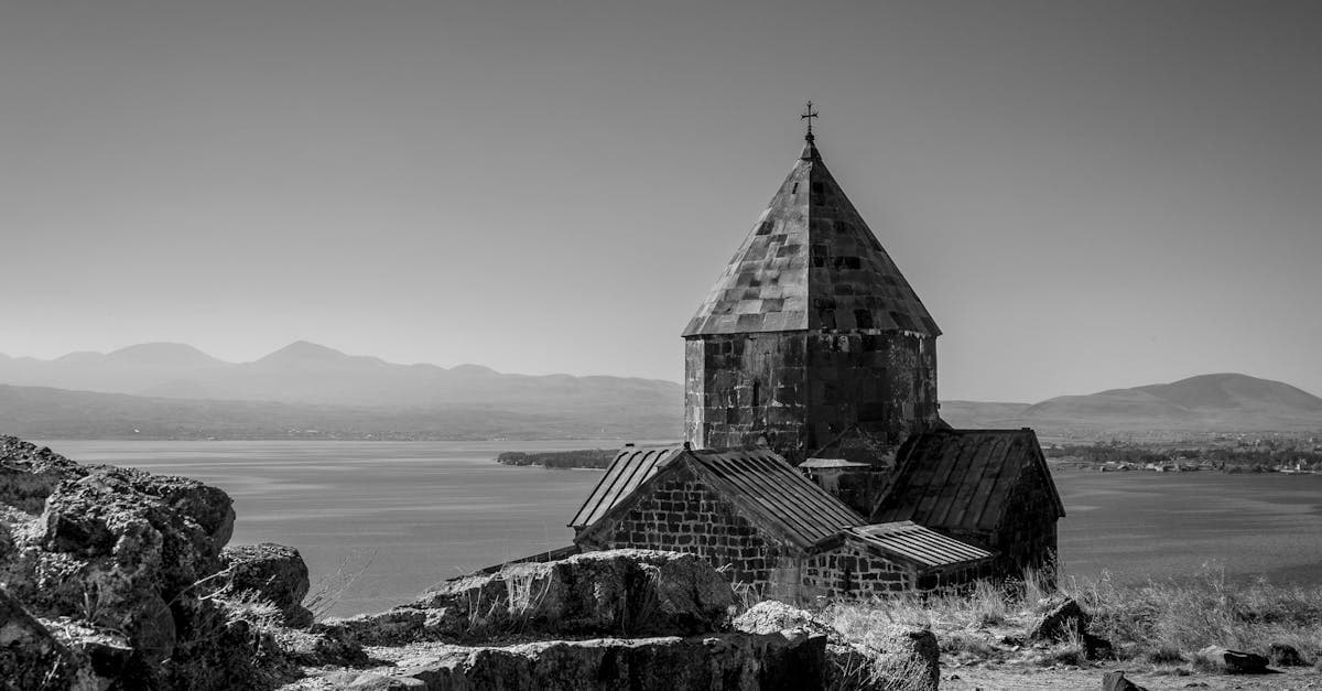 كنيسة تاريخية هادئة على ضفاف بحيرة سيفان، مقارنة بين وجهات الباقة السياحية الأرمينية والجورجية