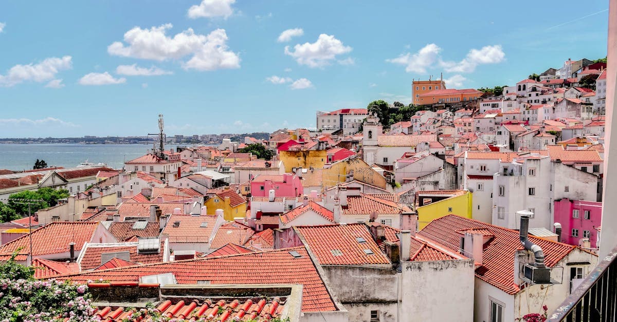 Que faire à Lisbonne en 3 jours : toits vibrants et vue imprenable sur le Tage sous ciel bleu.